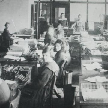 Picture of the staff of the State Fund office in 1914.